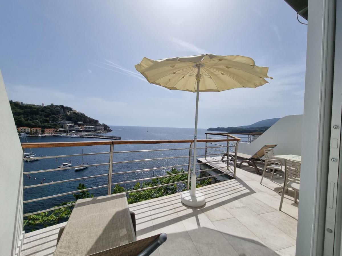 Hotel Plaza Porto Azzurro Luaran gambar
