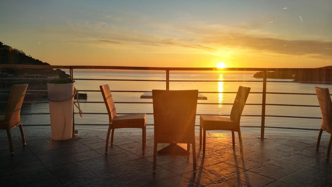 Hotel Plaza Porto Azzurro Luaran gambar